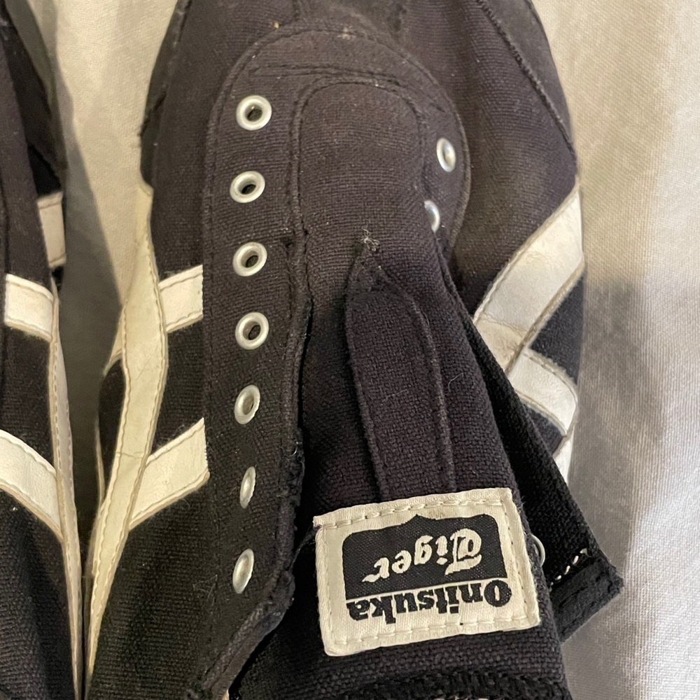 black onitsuka tiger sneakers